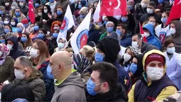 Kırmızı alarmın verildiği Trabzon'da sağlık çalışanları sosyal mesafeyi hiçe saydı