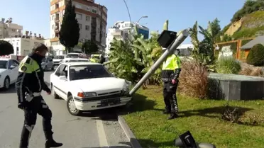 Fren yerine gaza basınca trafik lambasını devirdi