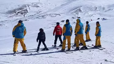 Genç yükümlülerle temel kayak eğitimi