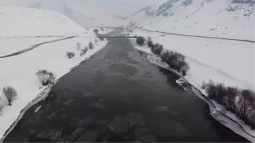 Son dakika... (DRONE) Murat Nehri'nin yüzeyinde akan buzlar görsel şölen sundu
