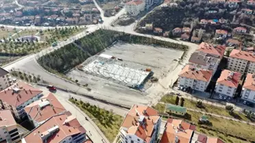 Mamak Belediye Başkanı Murat Köse, kapalı pazar yeri inşaatında incelemelerde bulundu