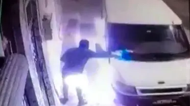 Son dakika haberi! Şanlıurfa'da minibüsün kundaklanma anı kamerada