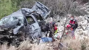 Hafif ticari araç uçuruma yuvarlandı, 1 ölü 4 yaralı