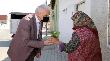 Başkan Bilgin, kadınlara çiçek dağıttı