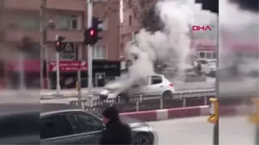 AFYONKARAHİSAR Işıkta beklerken otomobili yandı