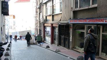 Beyoğlu'nda trans bireyin yüzüne tuz ruhu atıldı