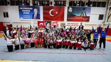 Başkan Sandal'dan başarılı sporculara madalya