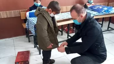 Ağrı Milli Eğitim Müdürü Tekin, ihtiyaç sahibi öğrencilere giyim yardımı dağıttı