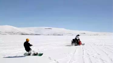 SPOR Buz tutan Çıldır Gölü'nde snowboard ve drift
