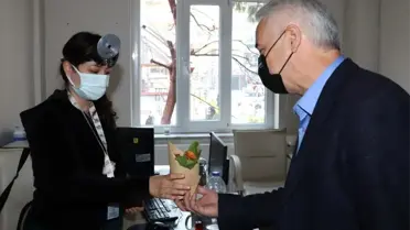 Başkan Bilgin, sağlık çalışanlarına çiçek dağıttı