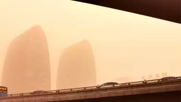 Çin'de şiddetli kum fırtınasında gökyüzü sarı renge büründü