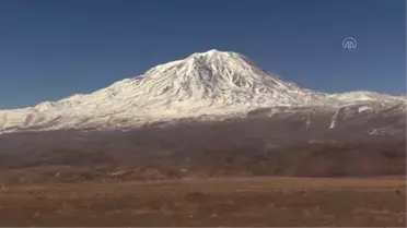Hayırsever çift, köy çocuklarını yurdun dört bir yanından gönderilen kışlık kıyafetlerle sevindiriyor