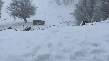 Otomobil, karlı yolda şarampole yuvarlandı: 5 yaralı