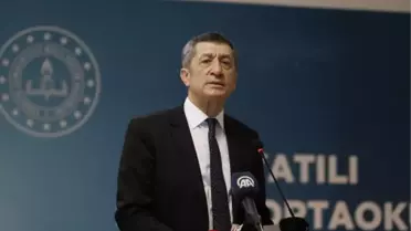 Bakan Selçuk, yatılı öğrencilere kırtasiye seti dağıttı