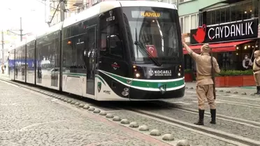 'Dur yolcu' diyen askerler tramvayın önünü kesti