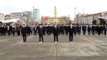 Gaziler, genç bisikletçilerin Çanakkale'den getirdikleri toprakla ağaç dikti
