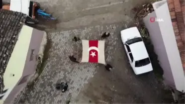 Dedelerinden kalan 300 yıllık bayrağa gözleri gibi bakıyorlar
