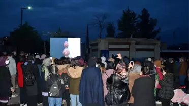 Yılda iki kez gerçekleşen ışık hadisesine tanıklık etmek için saatlerce nöbet tuttular