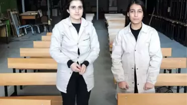 Liseli Beyza ve Ada, köy okulları için 5 bin sıra tahtası üretti