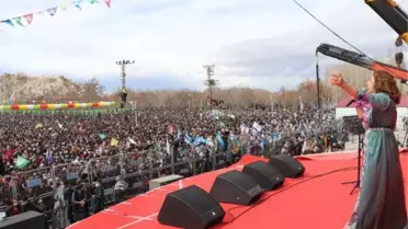 Van'da nevruz tedbirlerle kutlandı; ateş yakarken yanma tehlikesi geçirdiler(2)