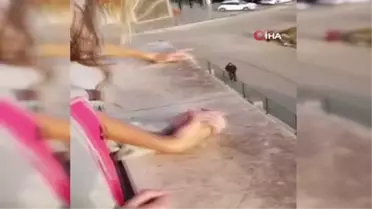 Yangında terasta mahsur kalan aile çaresizce evlerinin yanışını görüntüledi