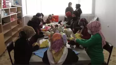 Vanlı kadınlar çocuklar için iplerden örerek yaptıkları oyuncakları satarak ailelerini geçindiriyor