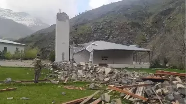Batman'da fırtına; minare yıkıldı