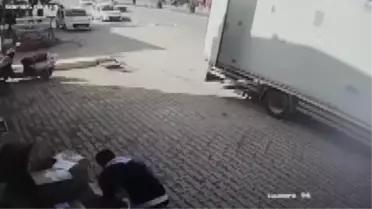 İki otomobilin çarpıştığı kaza güvenlik kamerasına yansıdı
