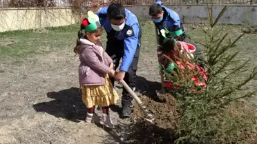 Son dakika haberi... Van polisi çocuklarla fidan dikti