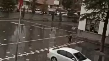 Şiddetli yağmura rağmen tek başına İstiklal Marşı okudu