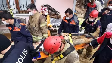 Üsküdar'da kanalizasyon çukuruna düşen işçiyi itfaiye ekipleri kurtardı