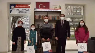 Başkan Öz'den kitap okuyanlara hediye takdimi