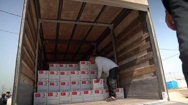 Türk Kızılay, Şeyhan Mülteci Kampı'nda kalan Ezidilere 500 gıda kolisi dağıttı