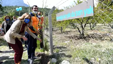 Otizmli bireyler fidan dikti.