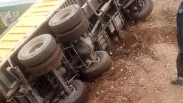 Toprak yüklü kamyon yoldan çıkıp devrildi
