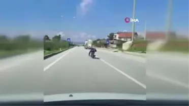 Motosikleti tek elle, yatarak kullandı!