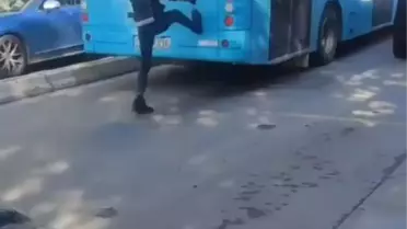 ÇEKMEKÖY'DE YOL KAVGASI... DEFALARCA OTOBÜSÜ TEKMELEDİ