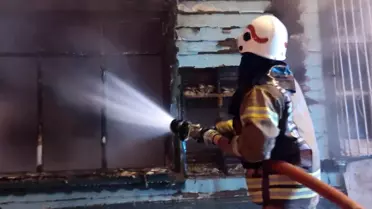 İki katlı ahşap bina yanarak kül oldu: 1 yaralı