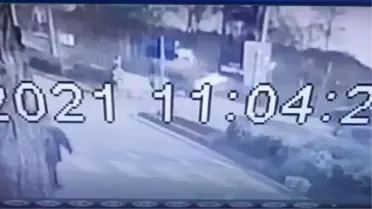 AVCILAR'DA AŞIRI YÜKLÜ KAMYONET BÖYLE DEVRİLDİ
