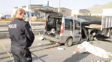 KAYSERİ'DE, DEMİR YÜKLÜ KAMYONETE ÇARPAN HAFİF TİCARİ ARAÇTAKİ 2 KİŞİ ÖLDÜ