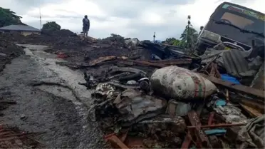 Endonezya'da kasırga kabusu: Ölü sayısı 180'i geçince yardım için donanma harekete geçti