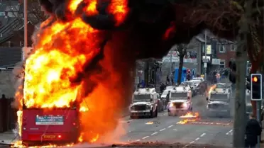 Kuzey İrlanda'da neden birlikçi gruplar altı gecedir polisle çatışıyor, gerilimin ardında ne var?