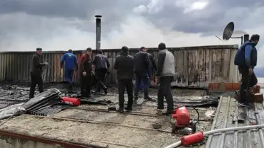 Sanayi sitesinde çıkan yangında panik anları güvenlik kamerasında