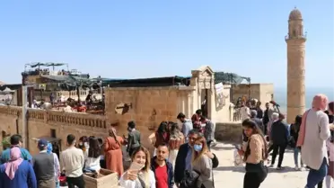 MARDİN'DE KISITLAMASIZ HAFTA SONU; TARİHİ MEKANLAR DOLDU, ESNAFIN YÜZÜ GÜLDÜ