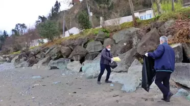 Trabzon'da sahilde maske ve plastik atık temizliği