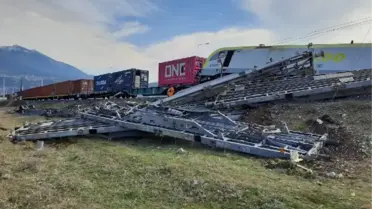 Adana'da yük trenleri çarpıştı, 2 makinist yaralandı