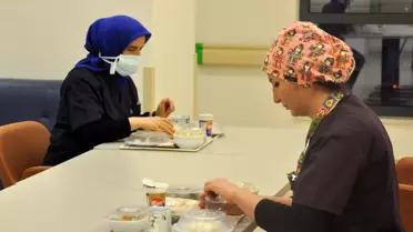 Covid-19 servisinde hemşirelerin ilk iftarı