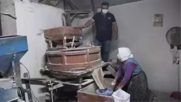 87 yaşındaki Meryem Balcı, oğluyla değirmencilik yapıyor