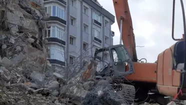 Yıkımda kepçenin üzerine beton blok düştü: Operatör ağır yaralandı