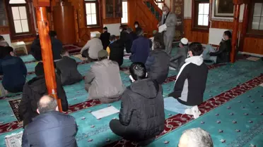 Ramazan ayının ilk Cuma namazı Covid-19'un gölgesinde kılındı